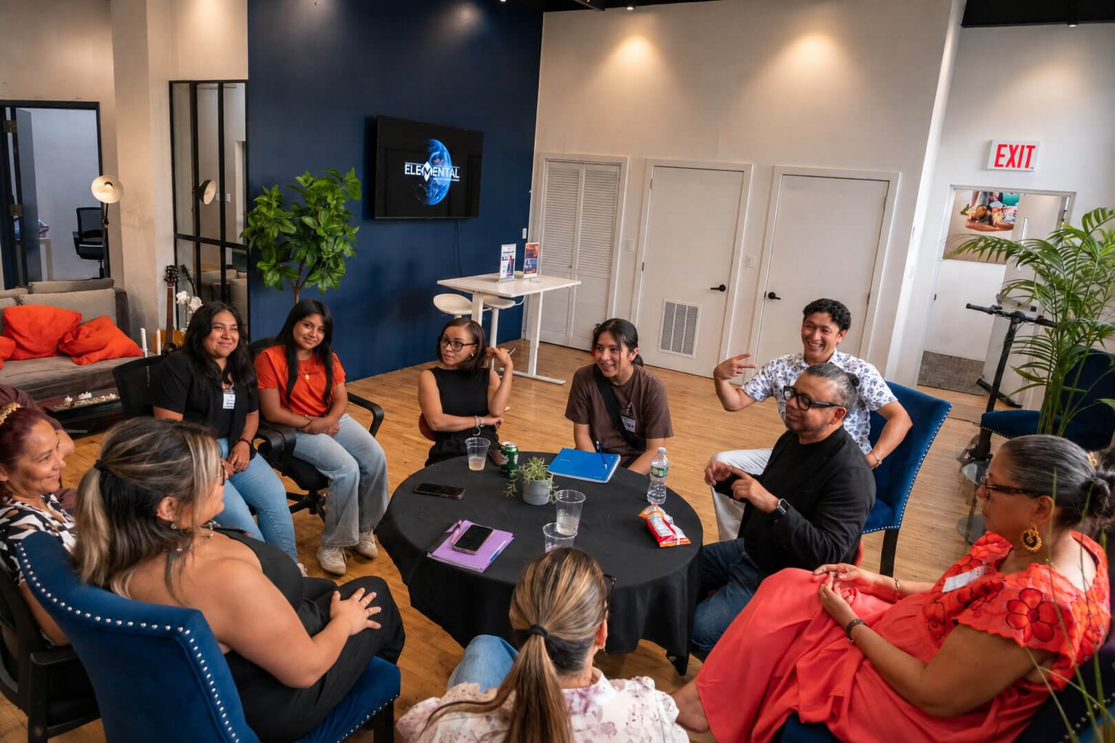 Participantes de Despertar conversando en círculo