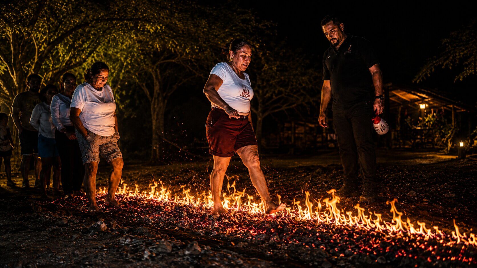 Participante caminando sobre el fuego