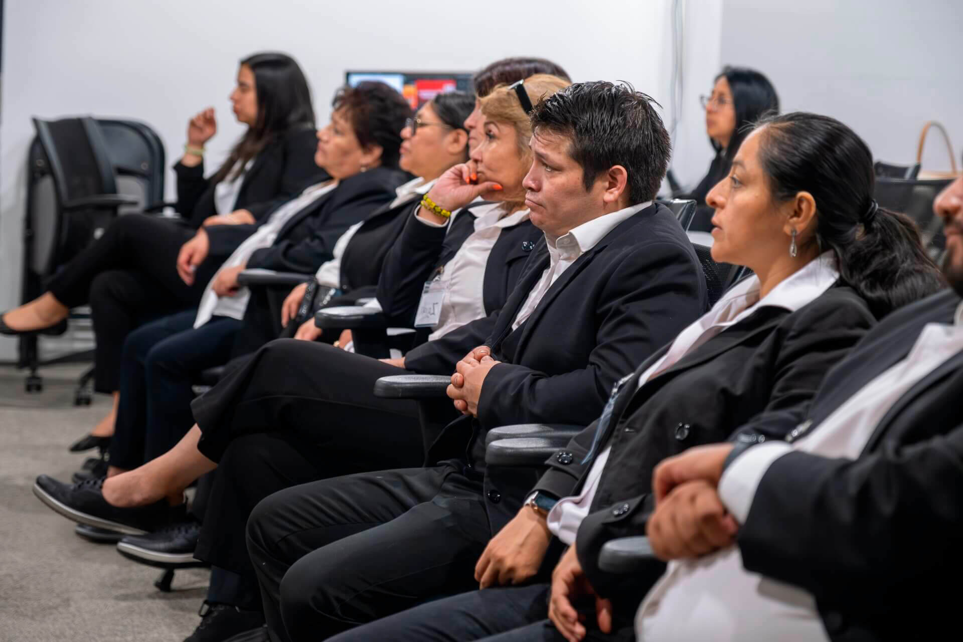 Participantes del Programa de Liderazgo atentos durante una sesión