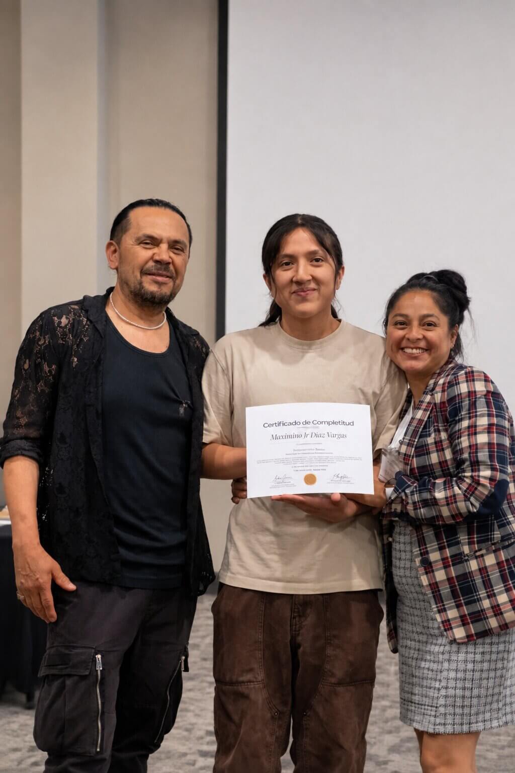Maximino Jr Díaz Vargas con su certificado de Despertar