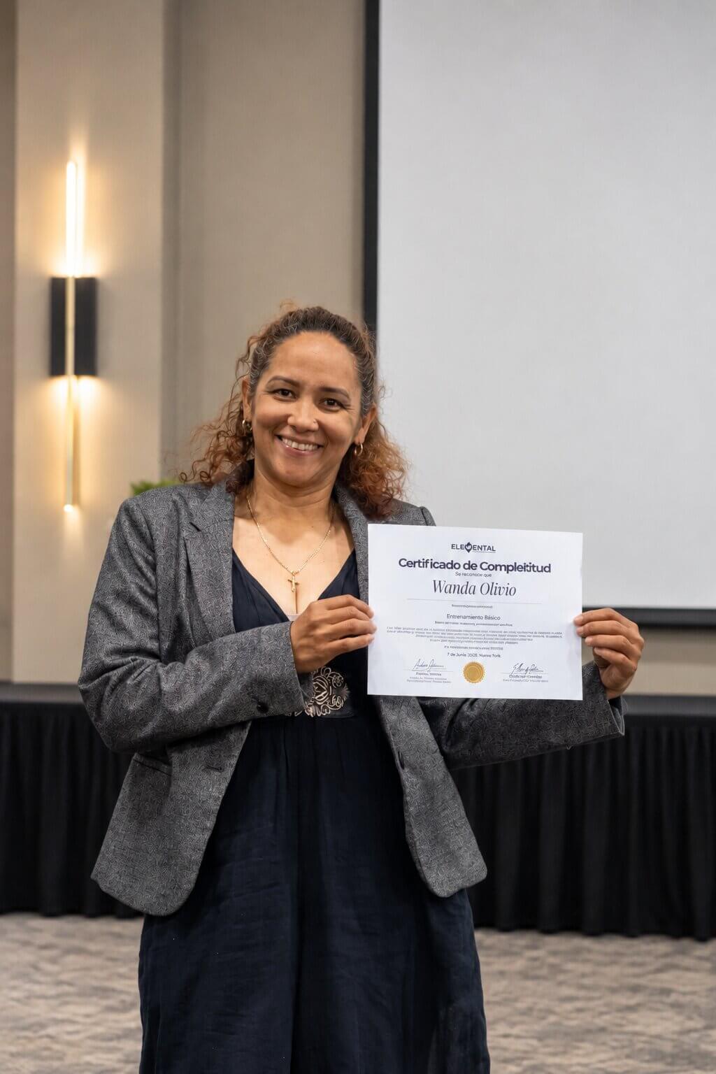 Wanda Olivio con su certificado de Despertar