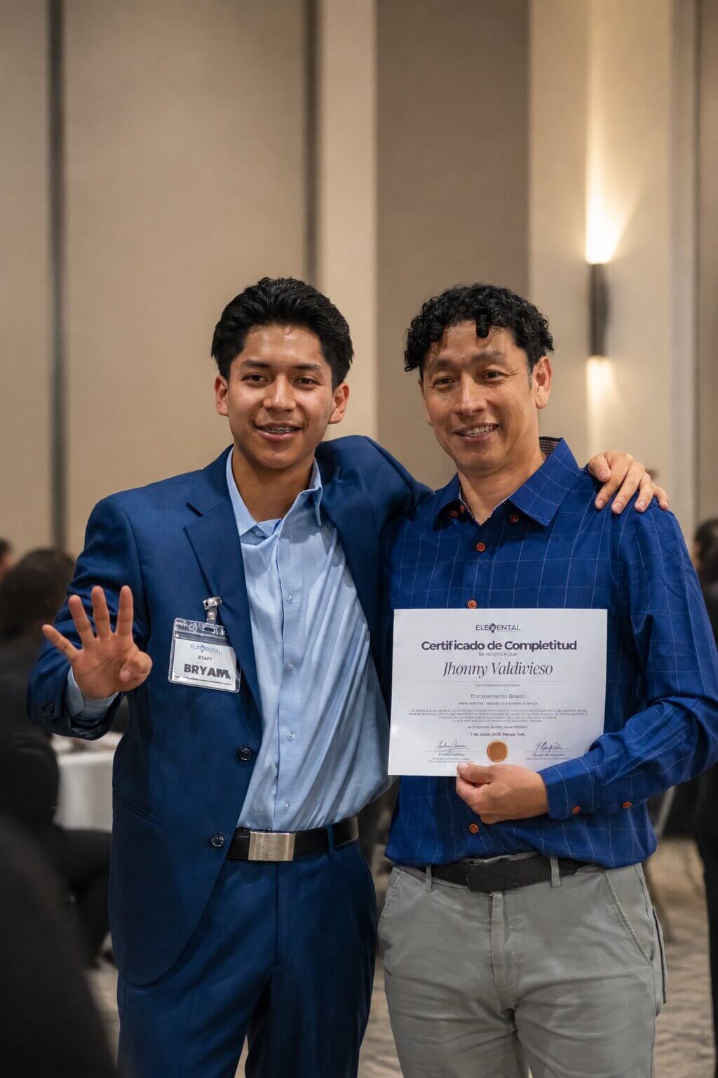 Jhonny Valdivieso con su certificado de Despertar
