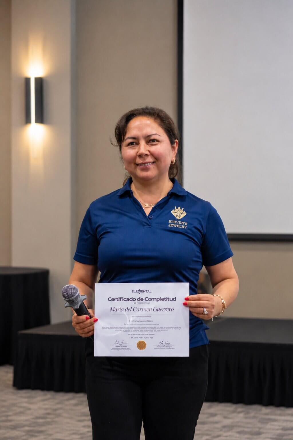 María del Carmen Guerrero con su certificado de Despertar