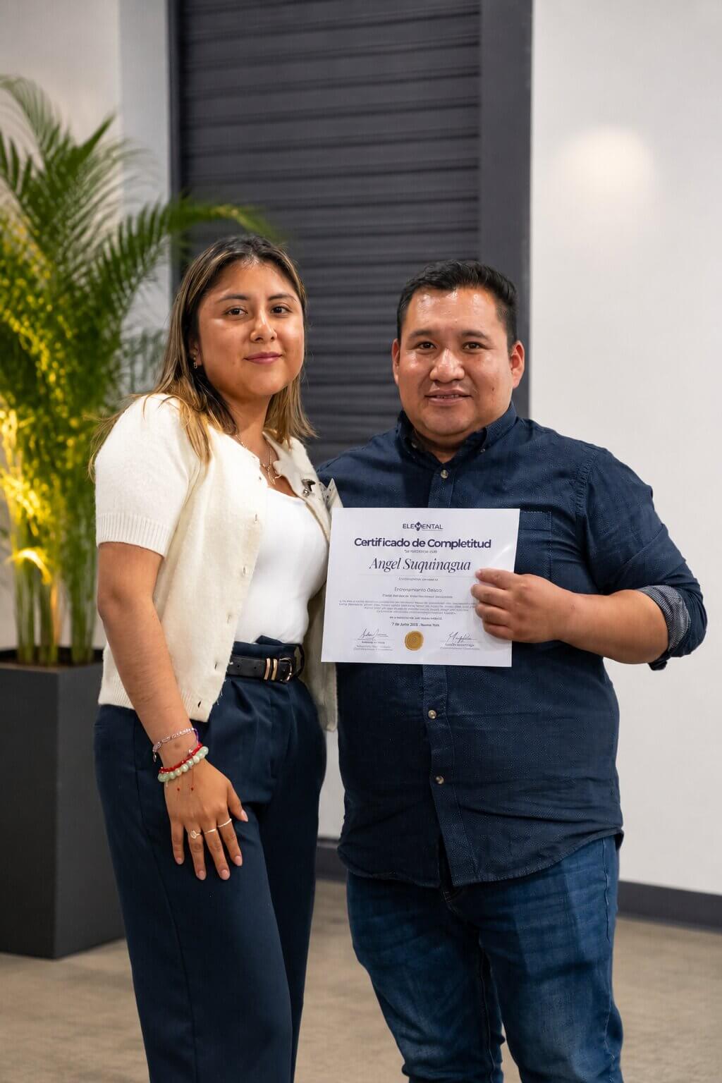 Angel Suquinagua con su certificado de Despertar