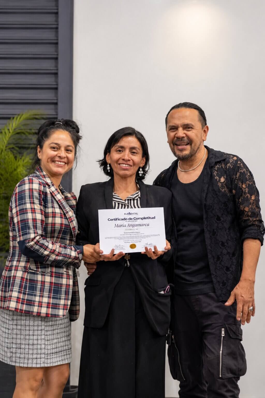 María Angamarca con su certificado de Despertar