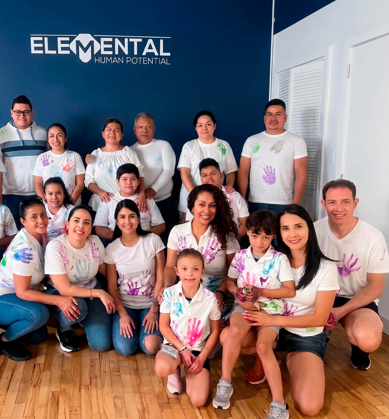 Jóvenes en una dinámica grupal de Elemental